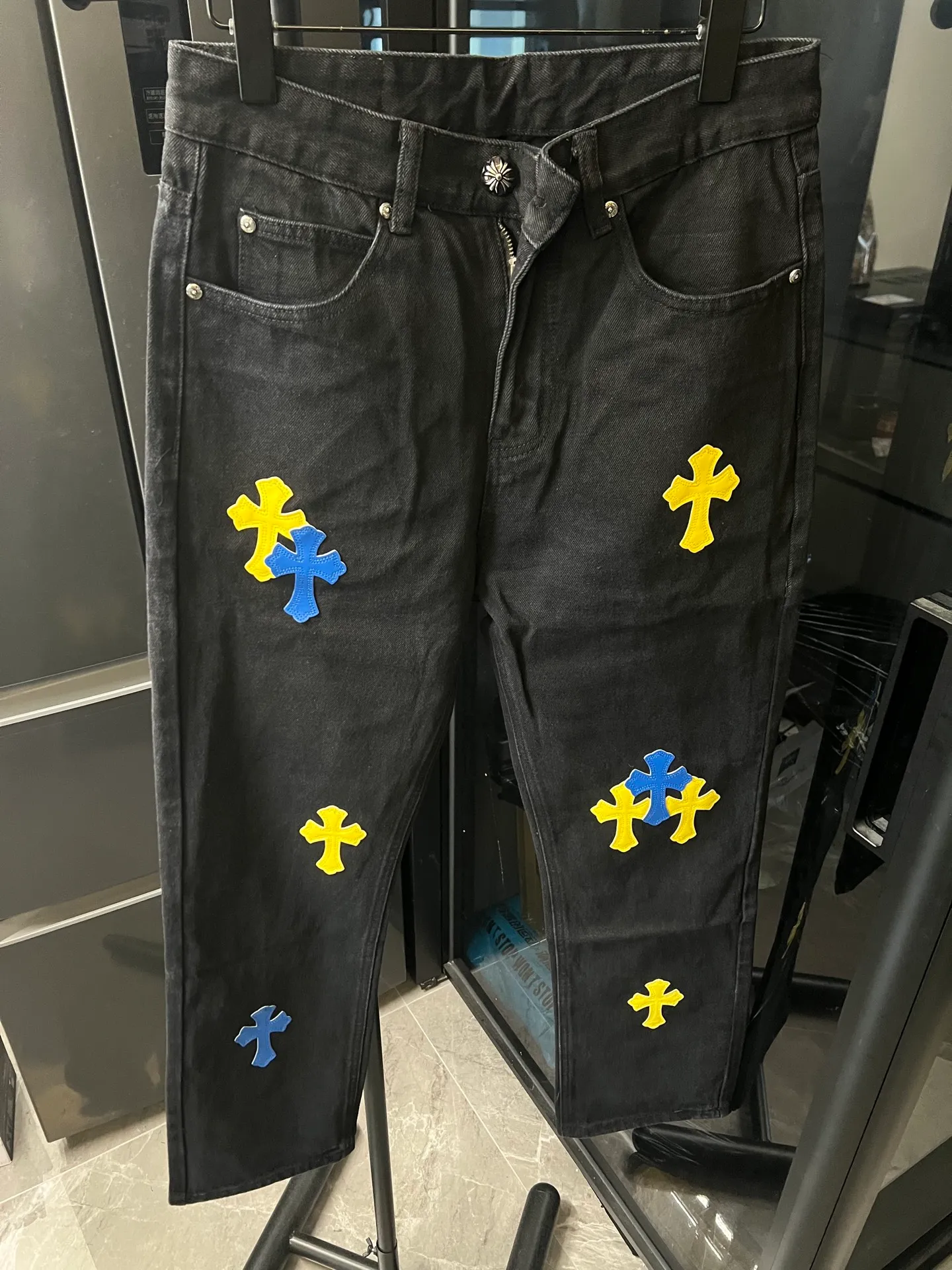 P260 [Next day] Chrome Hearts/Chrome Heart CH City Limited Series Sanskrit Cross Patch Leather Jeans (Black) Size: 28 30 32 34 Corresponding sizes s-xl, detailed sizes can be found in Figure 9